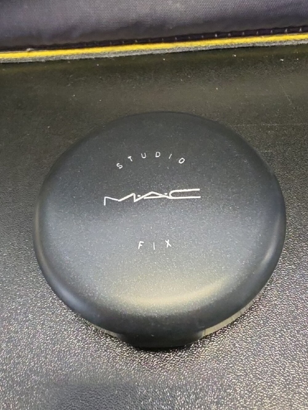 MAC Cosmetics Black Compact Powder Foundation - N5
